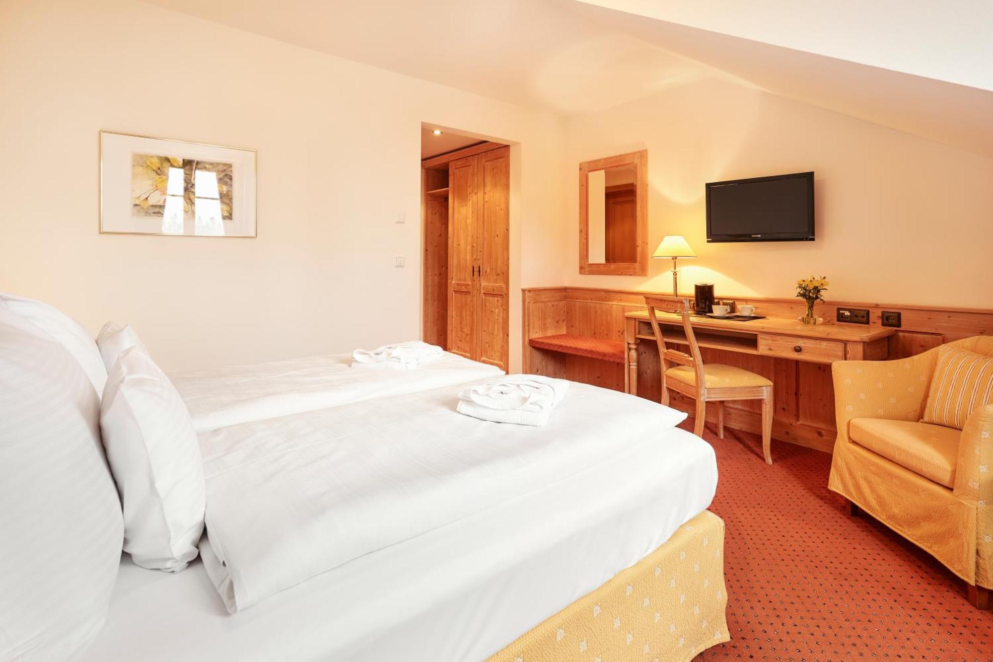 Hotel Auf Der Gsteig Gmbh Лехбрук Стая снимка