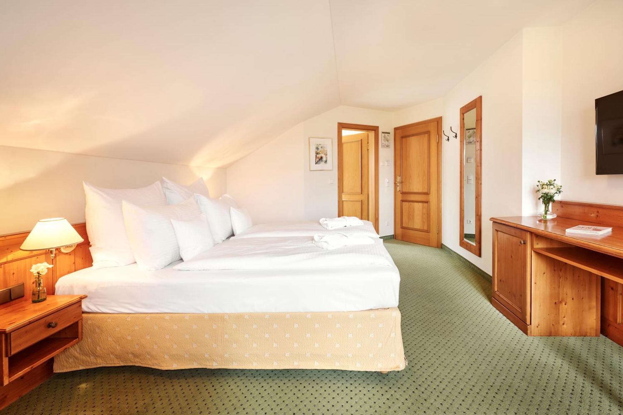Hotel Auf Der Gsteig Gmbh Лехбрук Стая снимка